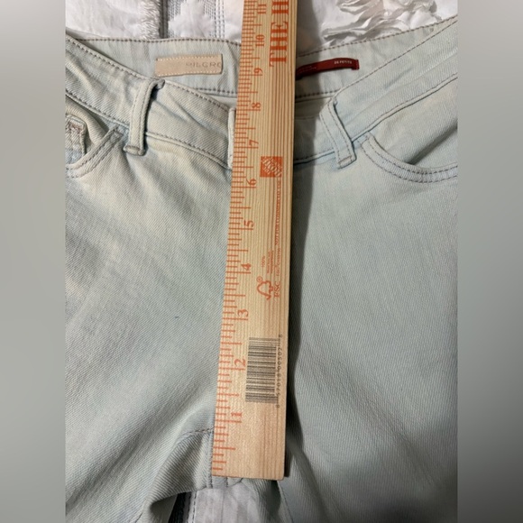 Pilcro mid rise flare leg soft comfortable denim jeans. Light wash - Picture 7 of 9